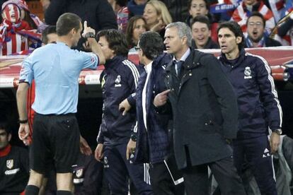El árbitro Clos Gómez expulsa a Mourinho por protesar en la final de Copa. 