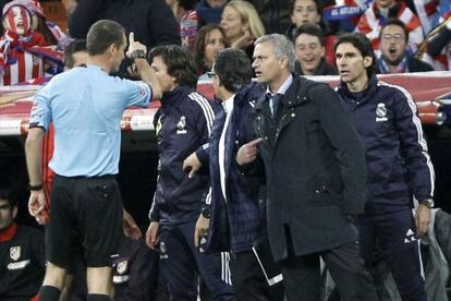 El árbitro Clos Gómez expulsa a Mourinho por protesar en la final de Copa.