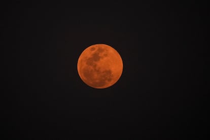 La Luna brilla sobre la Ciudad de México durante un eclipse lunar total.