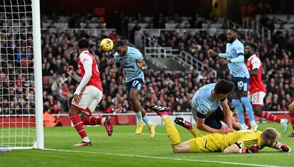 Ivan Toney, delantero del Brentford, anota el 1-1 de cabeza en campo del Arsenal.