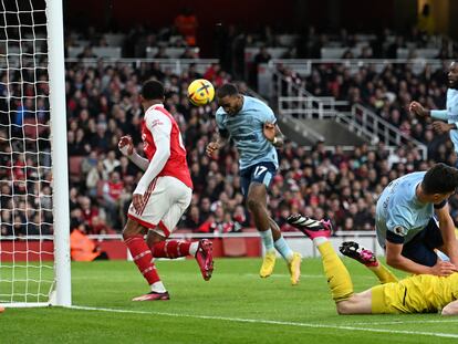 Ivan Toney, delantero del Brentford, anota el 1-1 de cabeza en campo del Arsenal.