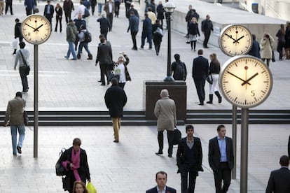 Peatones, en la Reuters Plaza de Londres.