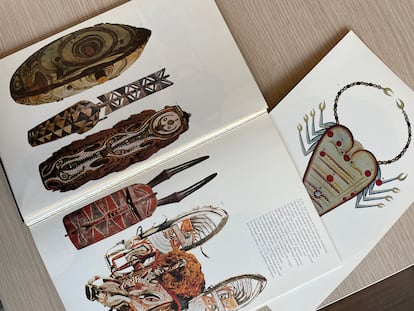 Páginas de libros de la biblioteca de Hugo Pratt.