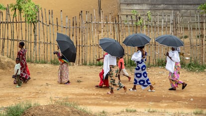 Mujeres y niños caminan hacia el hospital general de referencia de Walikale (Congo), en febrero de 2024.