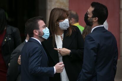 Los dirigentes de ERC Pere Aragonès y Roger Torrent, el pasado viernes junto a la presidenta del Parlamento de Cataluña, Laura Borràs.