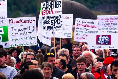 Un grupo de activistas protestaba el 1 de mayo en Coblenza (Alemania), contra la política climática del Gobierno.