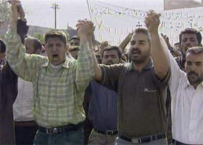 Imagen televisiva de la manifestación de los chiíes hoy en Nasiriya.