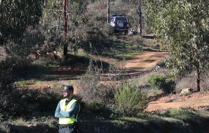 Agentes inspeccionan la zona donde ha sido hallado el cuerpo sin vida de Laura Luelmo.