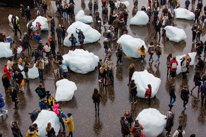 Bloques de hielo glaciar recogidos en las costas de Groenlandia y usados en la obra de arte 'Reloj de hielo', de Olafur Eliasson y Minik Rosing, derritiéndose frente a la Tate Modern de Londres en 2018.