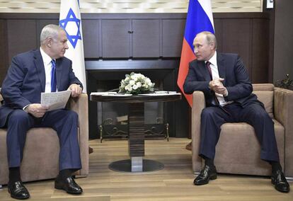 Benjam&iacute;n Netanyahu durante su reuni&oacute;n con el Vlad&iacute;mir Putin en Sochi.