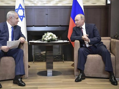 Benjam&iacute;n Netanyahu durante su reuni&oacute;n con el Vlad&iacute;mir Putin en Sochi.