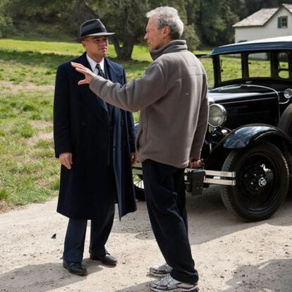 Leonardo Di Caprio escucha las instrucciones de Clint Eastwood, director de <i>J. Edgar, </i> durante el rodaje de la película.