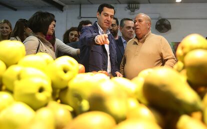 El candidato del PP a la Junta de Andalucía, Juan Manuel Moreno Bonilla, pasea por la cooperativa 'Las Nieves', en Los Palacios (Sevilla), el 11 de marzo de 2015.