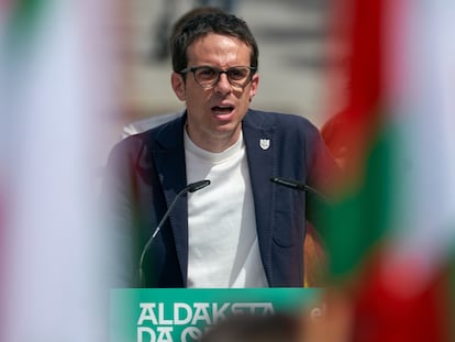 VITORIA, 14/04/2024.- El candidato de EH Bildu a Lehendakari Pello Otxandiano participa en un acto electoral este domingo en Vitoria. EFE / L. Rico
