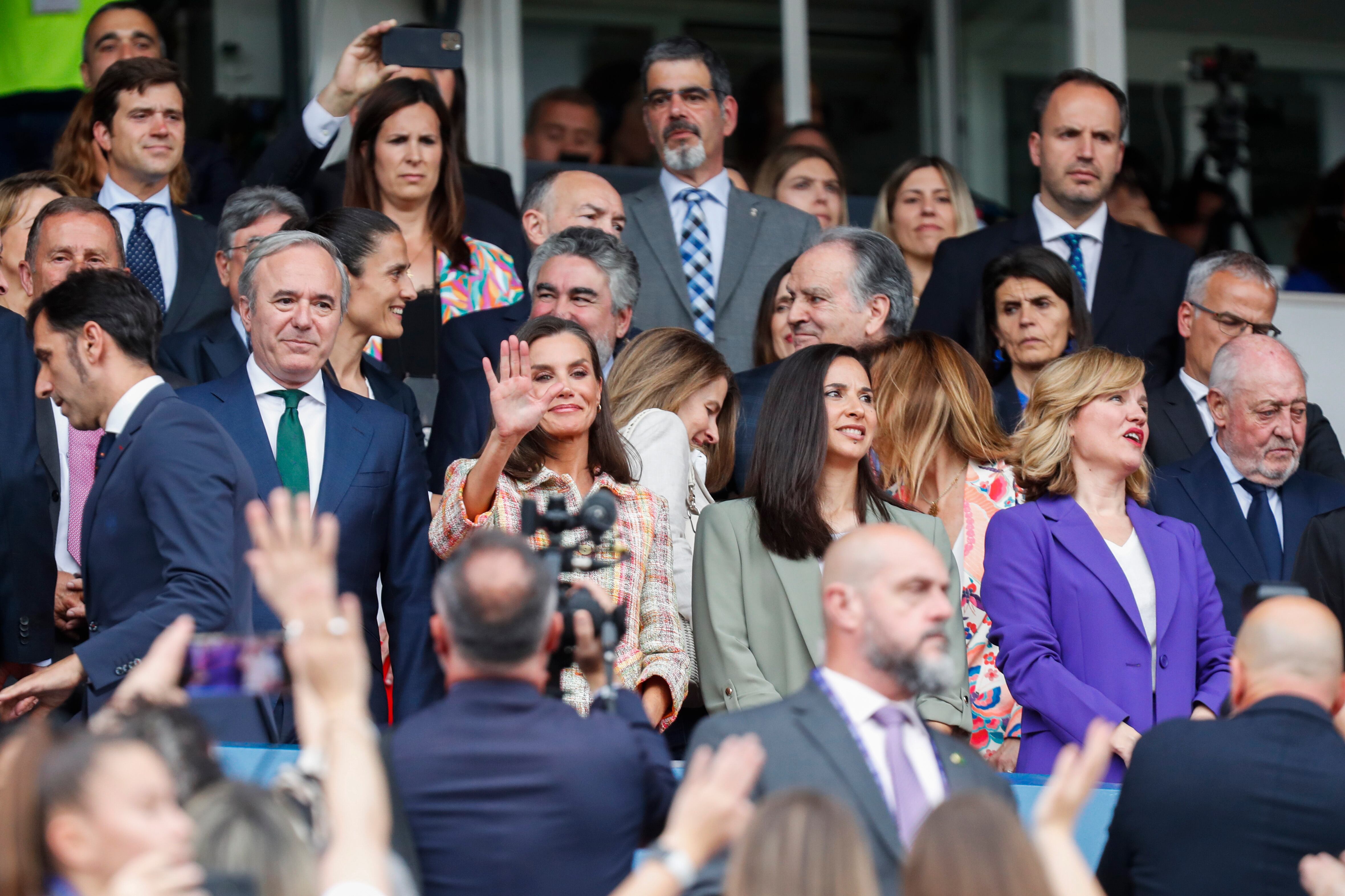 La Reina Letizia saluda antes del inicio del partido de la final de la Copa de la Reina en presencia del Presidente de la Comunidad de Aragón Jorge Azón, María de los Ángeles García Chaves, exfutbolista y  a la derecha la Ministra de Educación y Deportes, Pilar Alegría. 