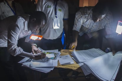 Al cierre de los colegios, la oscuridad los inunda. Los miembros de las mesas electorales utilizan linternas y luces de móviles para llevar a cabo un recuento que marcará el futuro del país. A pesar de ser el cuarto exportador mundial de uranio y productor de petróleo, la República de Níger es dependiente energéticamente de países como Nigeria. La explotación de la principal mina de uranio del país se materializa por parte de la empresa francesa Areva, en el norte del territorio.
