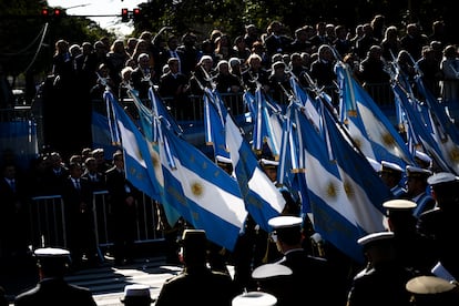 “Viva la patria”, gritaba la multitud al paso de los militares.