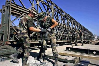 En la imagen, soldados de la Legión francesa participan en la reconstrucción de un puente al sur de la capital libanesa.