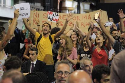 Manifestantes en la apertura de la Feria del Libro de Buenos Aires.