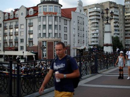 Viandantes en una calle de Kaliningrado, en julio.