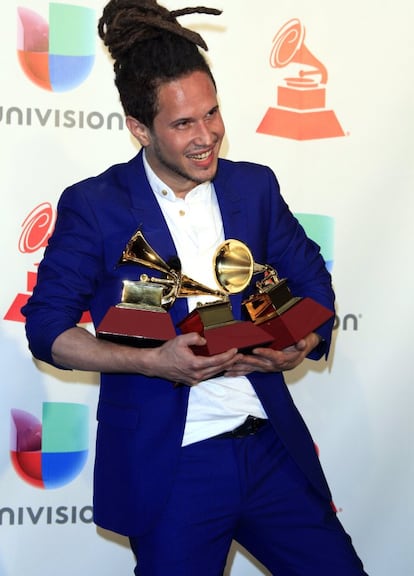 El cantante y compositor Vicente García posa con sus tres premios por Mejor canción tropical, Mejor álbum de cantante y compositor y Mejor artista nuevo en la sala de prensa de los XVIII Premios Grammy Latinos.