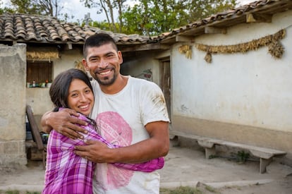 Nahomy Yasmin luce orgullosa la banda de alcaldesa juvenil de Yamaranguila (Honduras). A sus 13 años ha conseguido esta distinción tras defender los derechos de la infancia y ejercer de organizadora comunitaria. Nahomy se enfrenta a temas difíciles, que aborda sin titubear en su campaña electoral, como el matrimonio precoz y el embarazo adolescente. "Quiero ser médico y poner en marcha la primera clínica en mi comunidad. Para mí, tener una educación significa que puedo cuidar de mi familia y mis vecinos, especialmente de mis abuelos y mi padre, que se han sacrificado tanto para darme oportunidades".