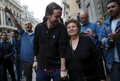 Pablo Iglesias, lider de Podemos con trabajadores de Movistar en Madrid.