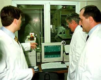 Representantes de la Xunta, durante una visita al laboratorio de Lugo en diciembre pasado.