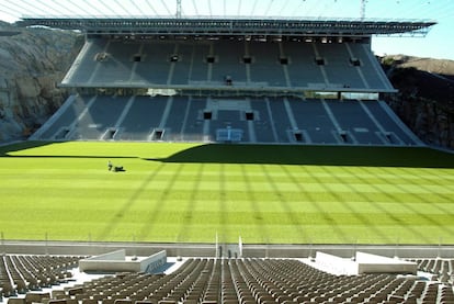 No es el estadio de fútbol más antiguo, más grande o más caro, pero sin duda es uno de los más curiosos. Proyectado por el arquitecto portugués Eduardo Souto de Moura premio Pritzker de arquitectura en 2011), el estadio municipal de Braga solo tiene gradas en los laterales, el marcador está sobre una cantera que cierra uno de los fondos y las cubiertas de ambos graderíos están unidas por cables de acero que las sostienen sobre estos. <a href="http://scbraga.pt/estadio/" rel="nofollow" target="">scbraga.pt/estadio</a>