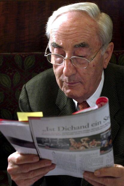 Hans Dichand, con un ejemplar del <i>Kronen Zeitung,</i> en 2003.