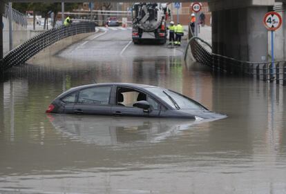 Uno de los vehículos que han quedado atrapados por las fuertes lluvias registradas en Alicante, el 14 de marzo de 2017.