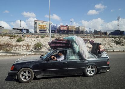 Una familia de desplazados conduce un automóvil con su equipaje en medio de las hostilidades en curso entre Hezbolá y las fuerzas israelíes en Beirut, este martes.