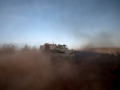 Undisclosed (Israel), 26/10/2023.- An Israeli Merkava tank during maneuvers at an undisclosed location along the border with Lebanon, in Israel, 26 October 2023. Tensions remain high at the border between Israel and Lebanon after the Israeli-Palestinian conflict escalated following an unprecedented attack carried out by Hamas militants from Gaza into Israel on 07 October 2023. (Líbano) EFE/EPA/ATEF SAFADI
