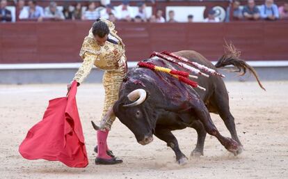 Iván Fandiño, en el segundo toro de la tarde.