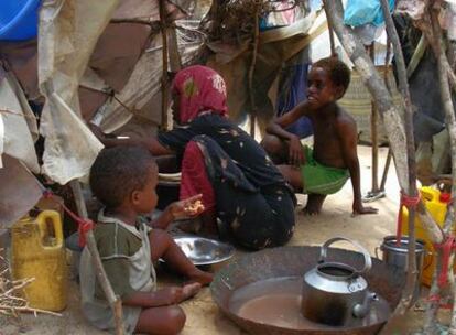 Miles de niños desplazados en el campo de refugiados de Afgooye están expuestos a enfermedades y sufren de malnutreción.