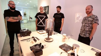 De izquierda a derecha, Ismael Chappaz, de Espai Tactel; Joan Morey, artista de la obra; Juanma Menero, también de la galería y Manuel Segade, comisario de la exposición.