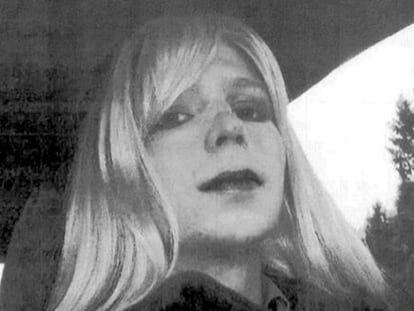 Foto sin datar de Chelsea Manning con una peluca.