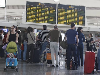 Usuarios en el aeropuerto de Loiu en Bilbao .