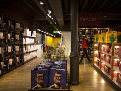 Las estanter&iacute;as de la tienda estaban ayer llenas de bolsas con diferentes dise&ntilde;os de Vin&ccedil;on.