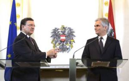 El presidente de la Comisión Europea José Manuel Durao Barroso (i) y el canciller de Austria, Werner Faymann (d). EFE/Archivo