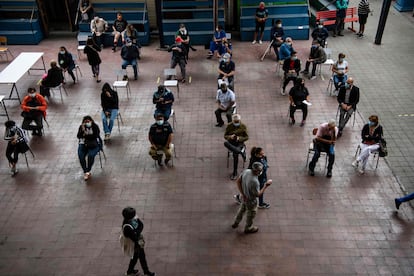 Os professores aguardam sua vez para receber uma dose da vacina chinesa covid-19 Coronavac em um centro de vacinação em Santiago.