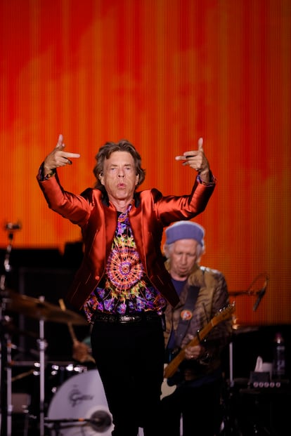 Jagger y al fondo, Keith Richards.