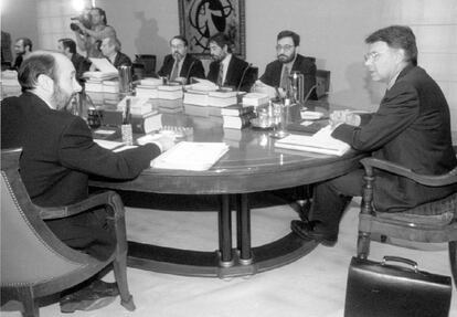 El presidente del Gobierno, Felipe González, conversa con el ministro de la Presidencia, Alfredo Pérez Rubalcaba, antes de una reunión del Consejo de Ministros, el 6 de mayo de 1994.
