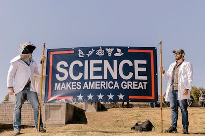 Acto de protesta contra los recortes presupuestarios de Trump en los alrededores del Monumento a Lincoln de Washington, el pasado 7 de marzo. “La ciencia hace grande a América”, dice la pancarta.