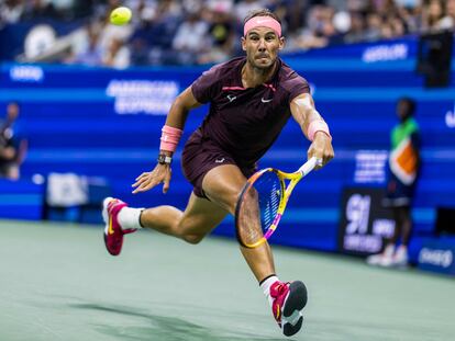 Nadal devuelve la pelota durante el partido contra Gasquet.