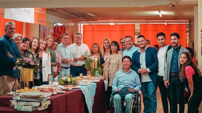 Alfonso Serrano, secretario general del PP de Madrid (8º por la izquierda) y Borja Fanjul, segundo teniente de alcalde en Madrid (en silla de ruedas), en una reunión con evangélicos en septiembre en la capital, en una foto de Twitter del concejal en Somosierra Romario Castro (segundo por la derecha).