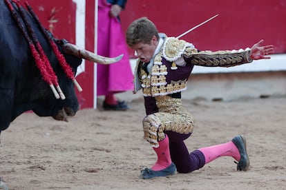 Desplante de Borja Jiménez ante un toro de La Palmosilla, el 7 de julio en la pasada Feria de San Fermín.