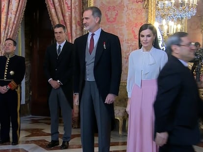 El embajador de Irán no da la mano a la reina Letizia