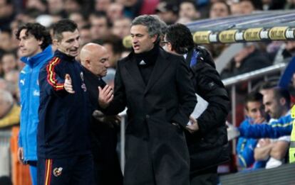 El cuarto árbitro invita a salir del banquillo del Villarreal al entrenador del Real Madrid, José Mourinho, durante el partido de Liga disputado en el Bernabéu.