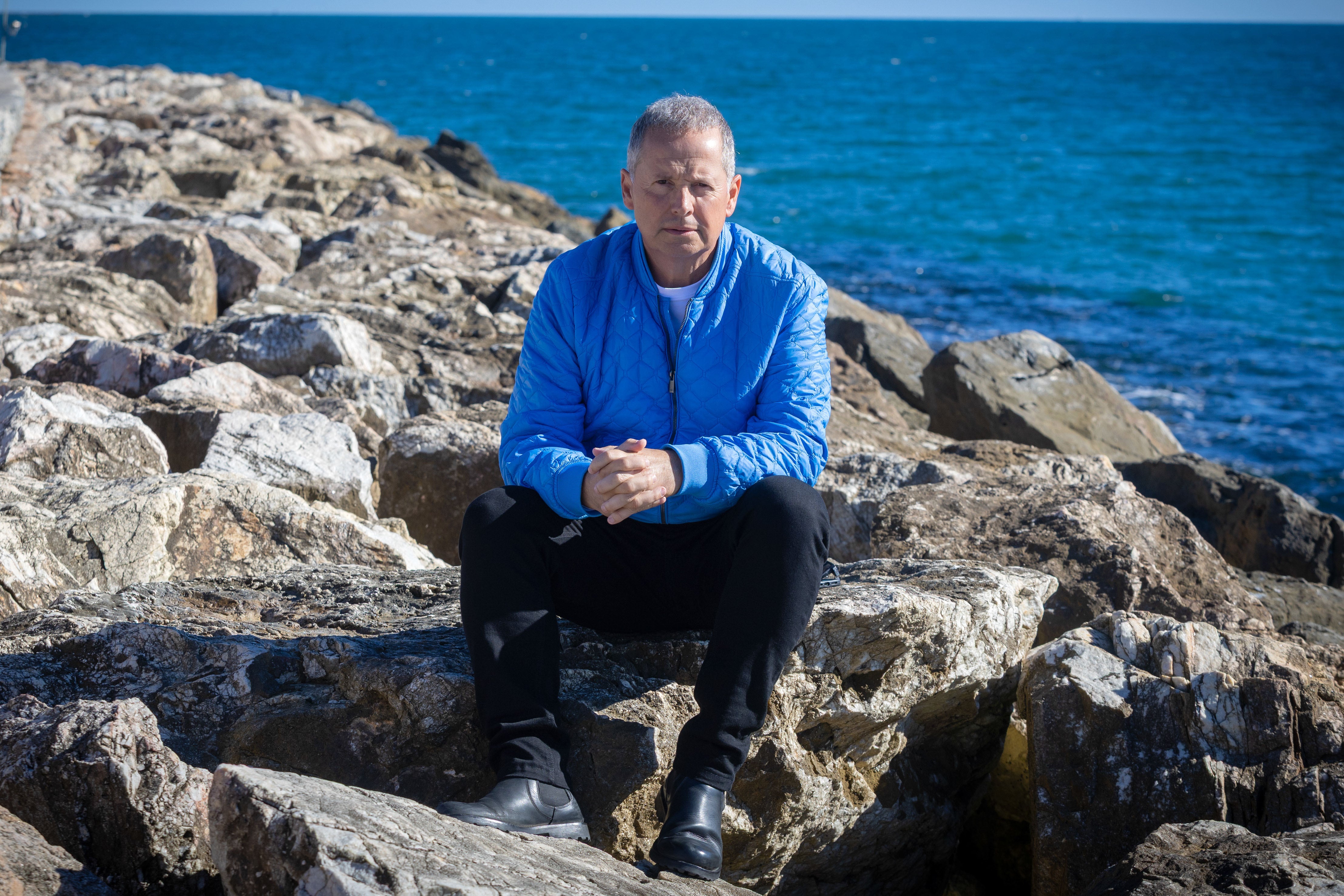 Carlos Fernández, el pasado 26 de noviembre, en un espigón de Cabopino, en Marbella (Málaga).